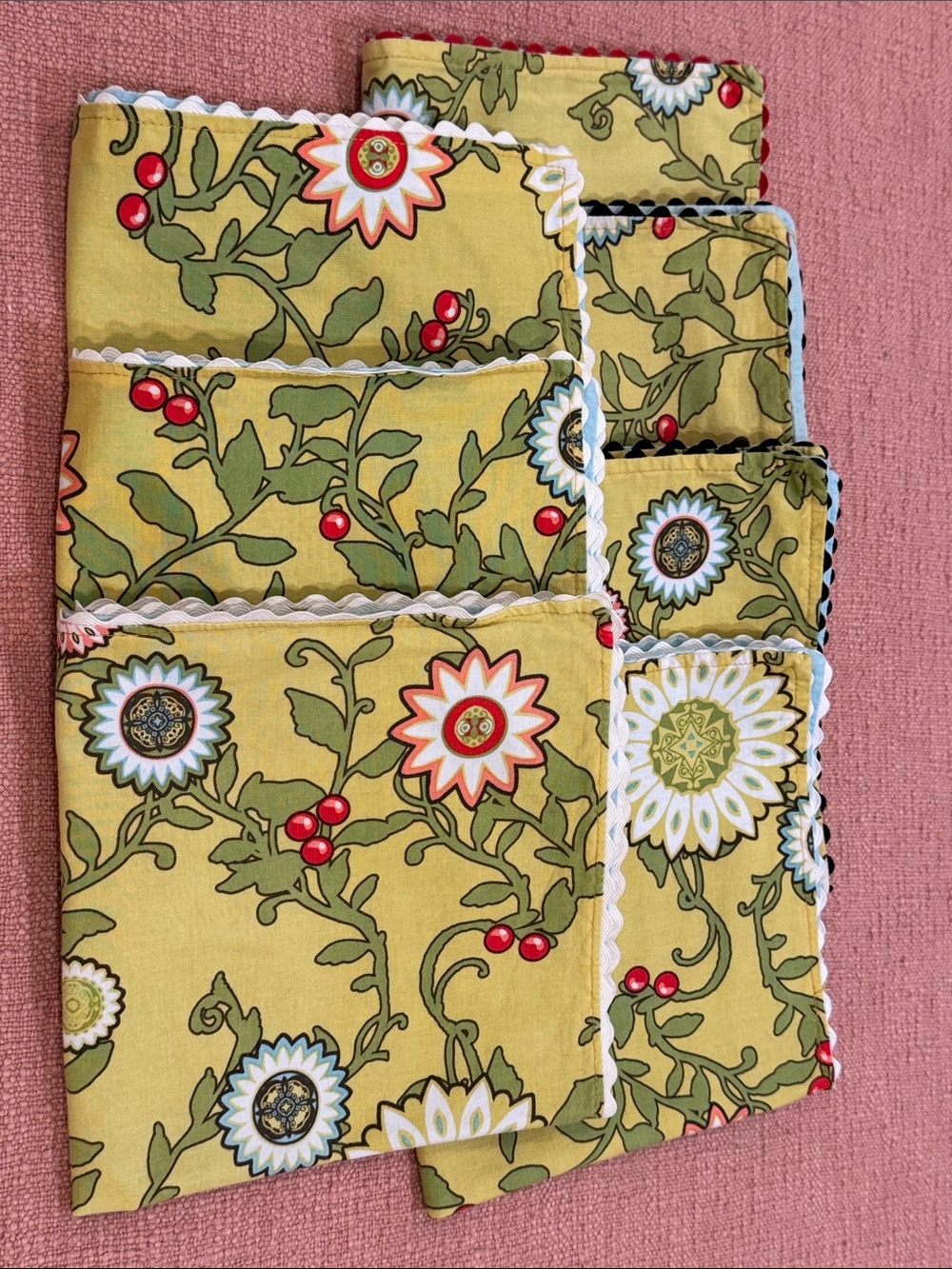 Cloth napkins - Floral Fabric Table Linens Set of 7 in Green, red & White